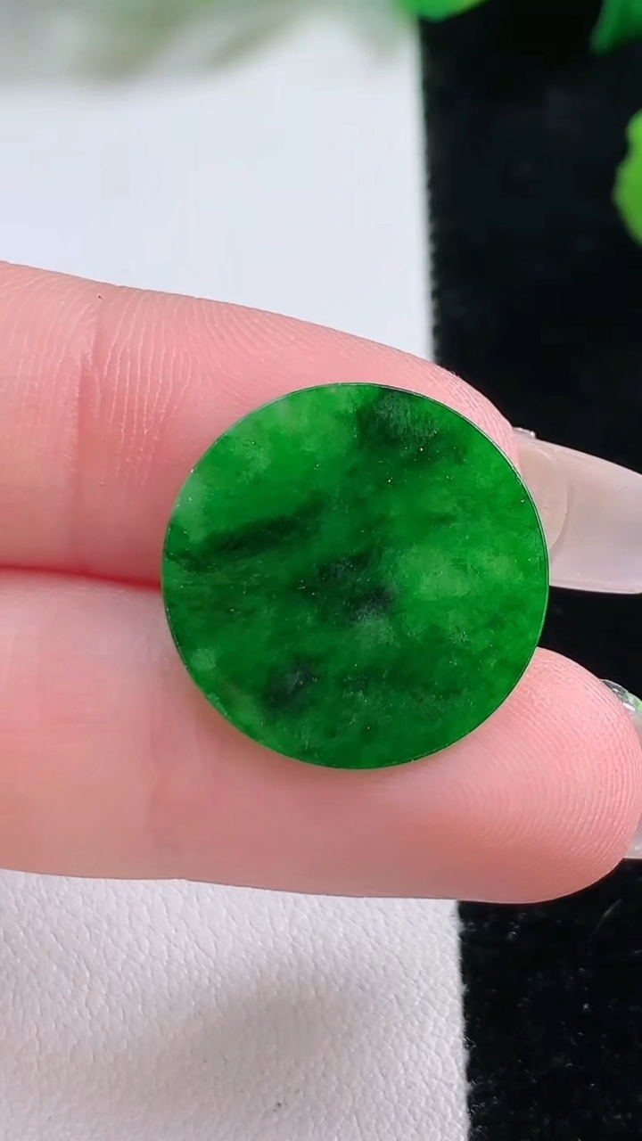 天然A货翡翠无事牌镶嵌件，尺寸19.2-1，重:0.85g
1月2日