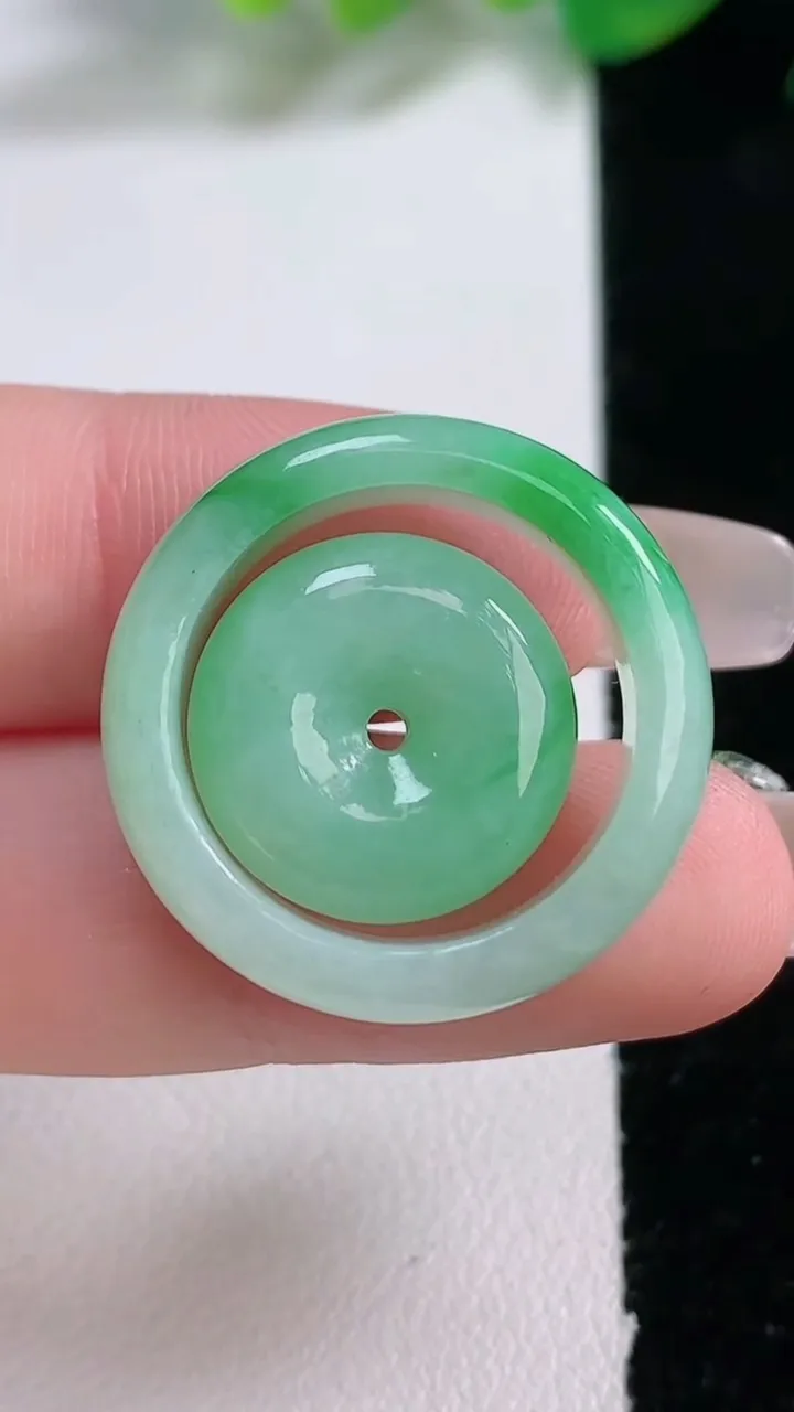 天然A货翡翠母子平安扣吊坠套装，尺寸25-7.2，重量:8.74g
1月2日