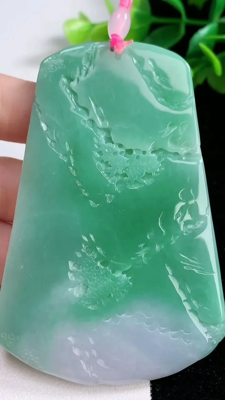 天然A货翡翠山水牌吊坠，尺寸79.8-53-5.6，重量:56.96g
1月2日