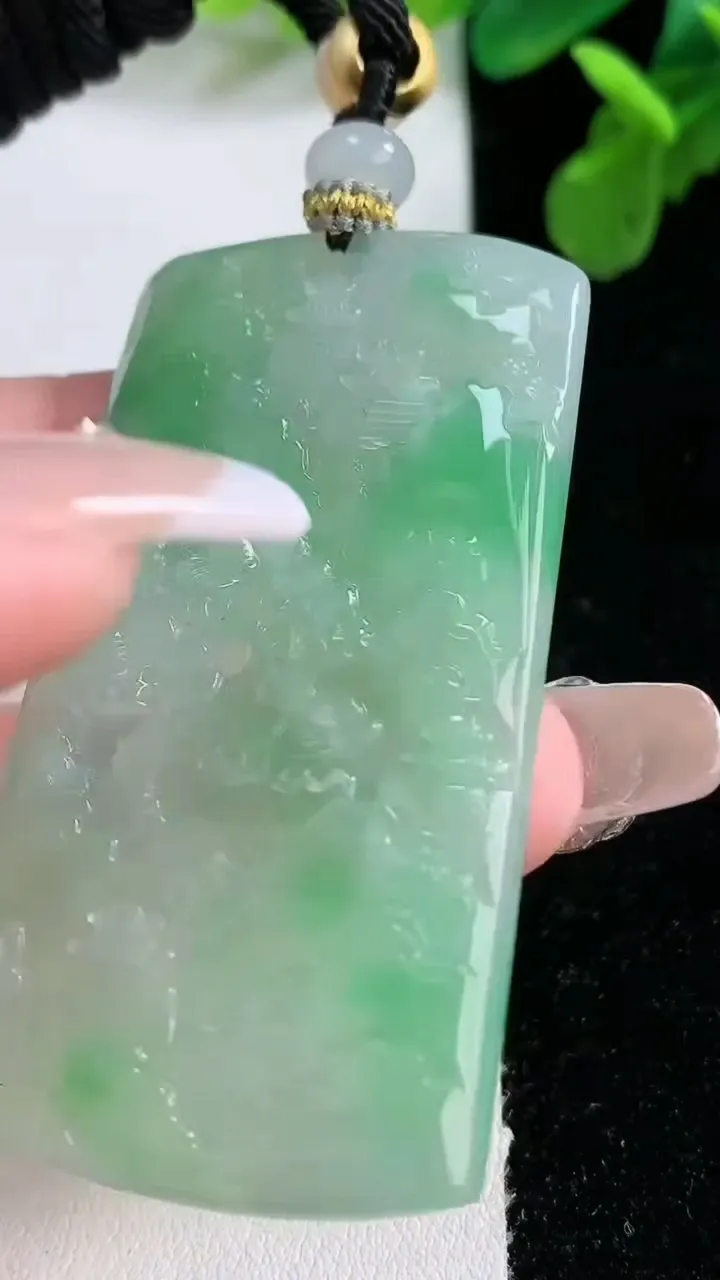 天然A货翡翠山水牌吊坠，尺寸56.2-32-4.5，重量:25.43g
1月2日