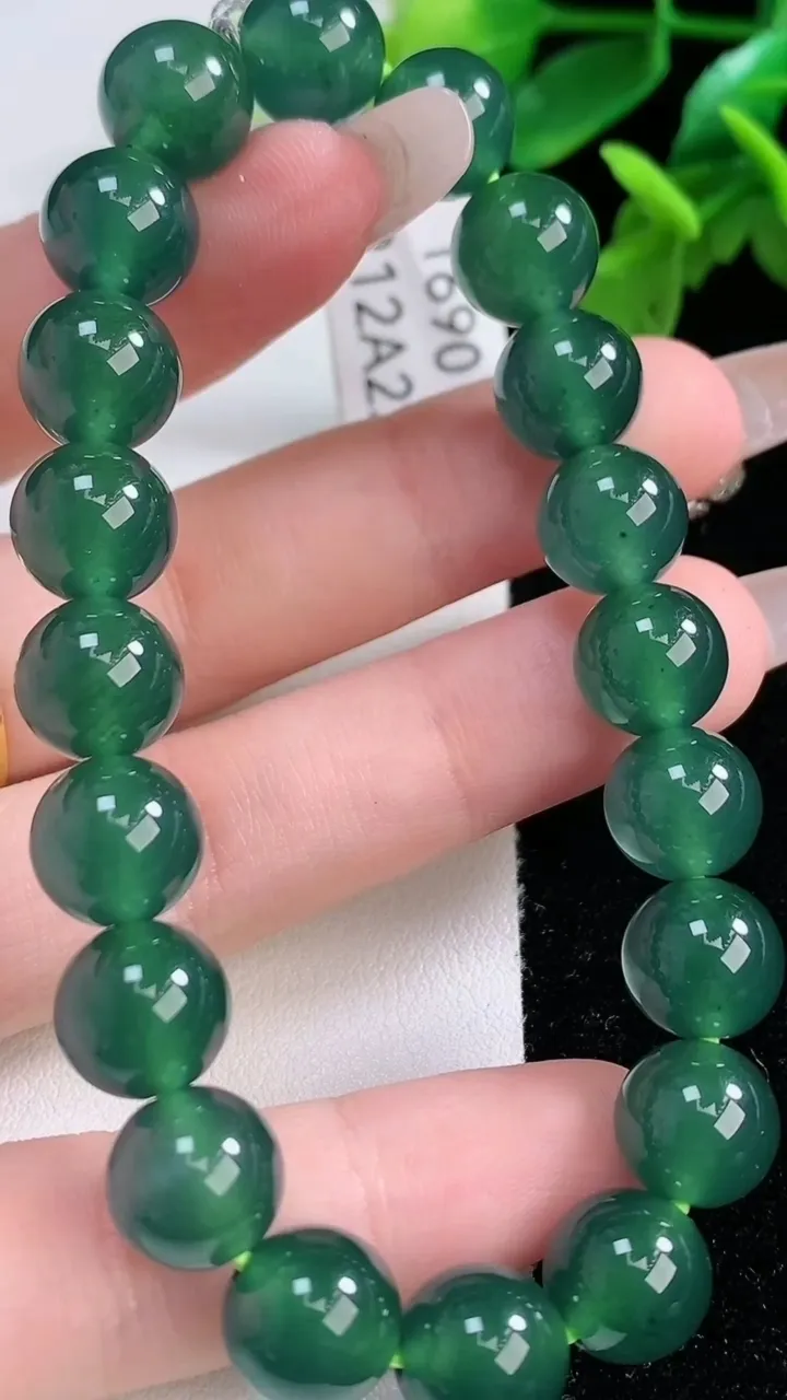 天然A货翡翠圆珠手串20颗，尺寸9.8，重量:33.20g1月2日
工厂直销收藏佳品,种好水足，色泽