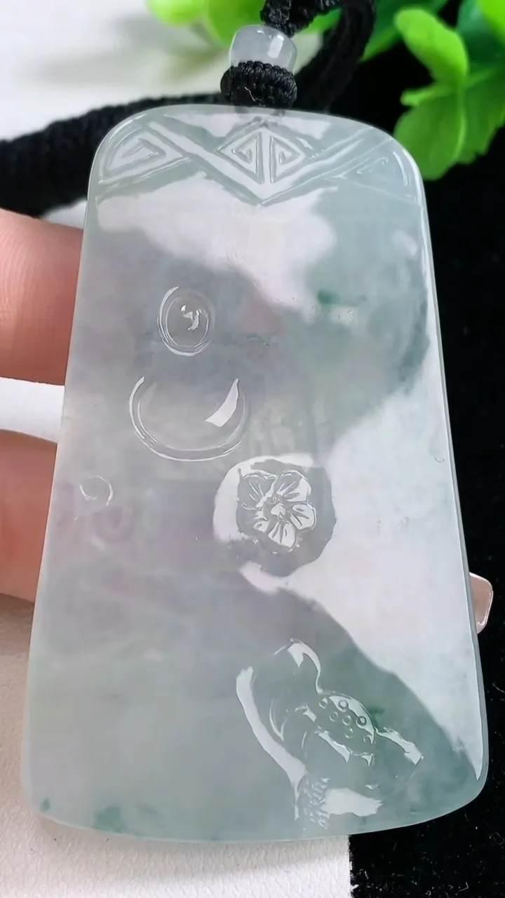 天然A货翡翠种飘花虚空藏菩萨吊坠，尺寸69-41.6-5.7，重量:42.42g
1月2日