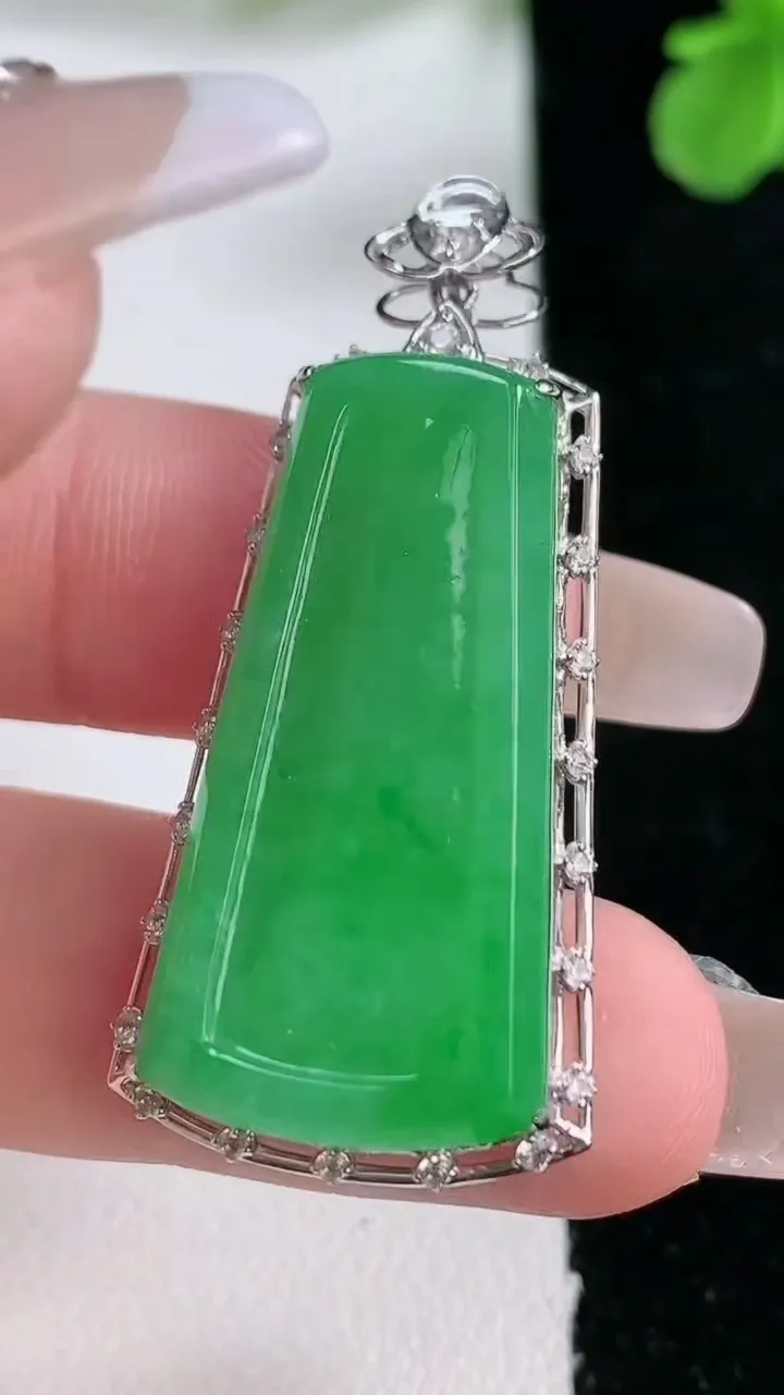 天然A货翡翠无事牌吊坠，尺寸43-18.7-6.2裸石32-17，重量:6.93g
1月2日