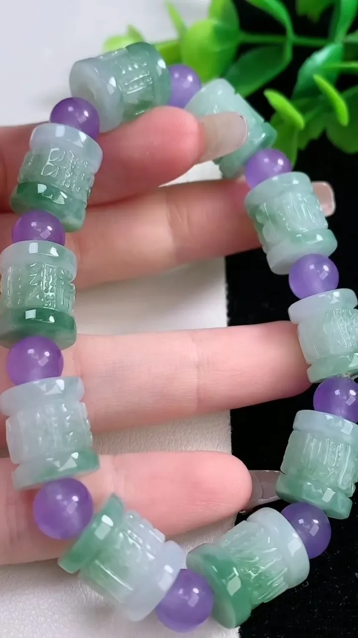 天然A货翡翠六字真言路路通手串10颗，尺寸12.7-10.8，重量:45.40g1月2日
工厂直销收藏佳品,种好水足，色泽均匀，有种有色，上手高大气！