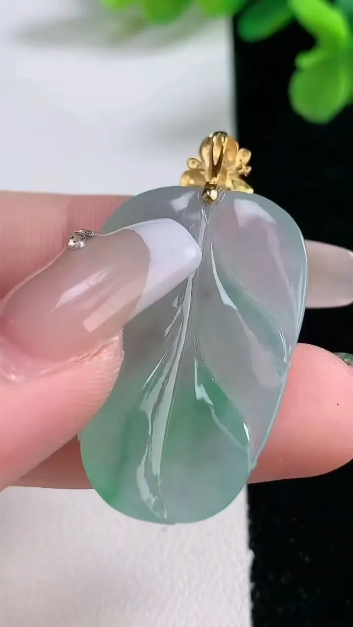 天然A货翡翠金枝玉叶 叶子吊坠，尺寸33.2-22-5，重量:7.15g
1月2日