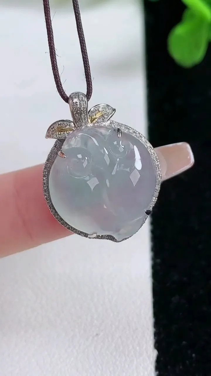 天然A货翡翠寿桃吊坠，尺寸24.7-18.8-7.6裸石18.3-16.5，重量:4.53g
1月2