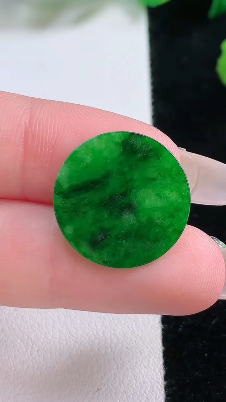 天然A货翡翠无事牌镶嵌件，尺寸19.2-1，重:0.85g
1月2日