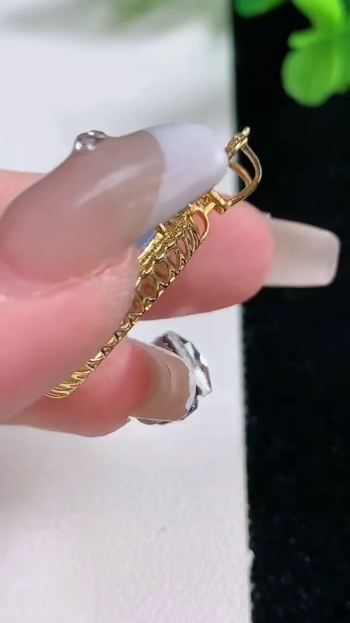 天然A货翡翠18k金紫罗兰蛋面吊坠，尺寸322-17-8.5裸石18-14.8，重量:5.49g
1月2日