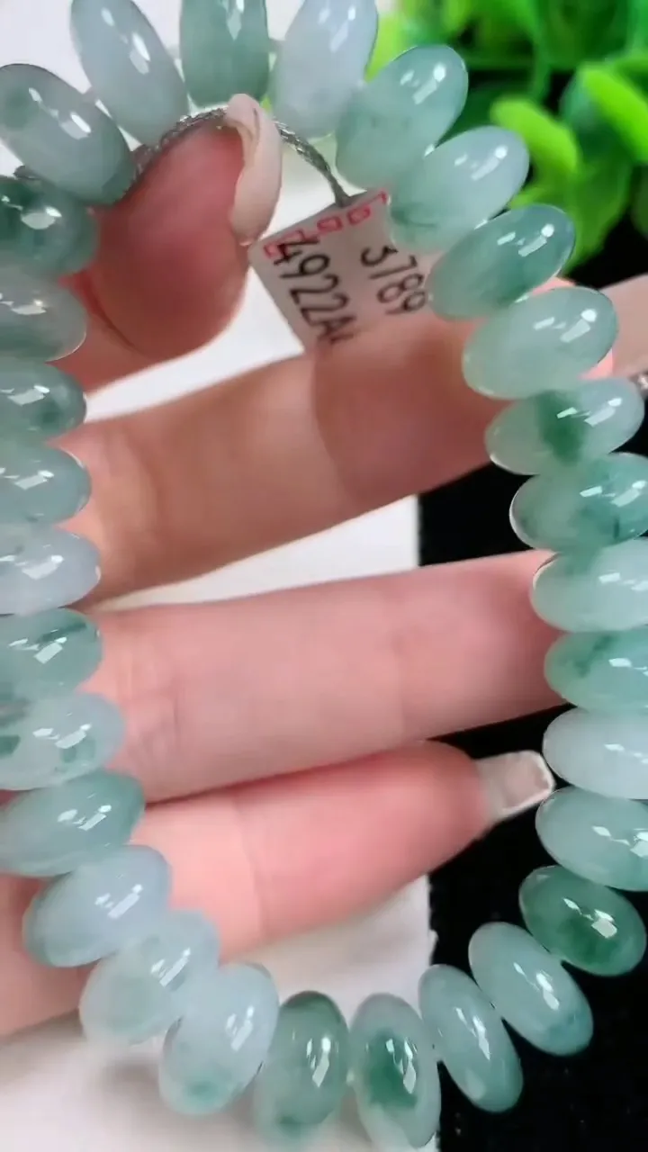 天然A货翡翠种飘花算盘珠手串30颗，尺寸11.8-5.5，重量:49.28g1月2日
工厂直销收藏佳品,种好水足，色泽均匀，有种有色，上手高大气！