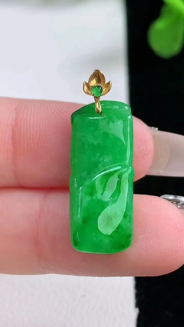 天然A货翡翠节节高升 竹节吊坠，尺寸23.7-9.7-5.2，重量:2.62g
1月2日