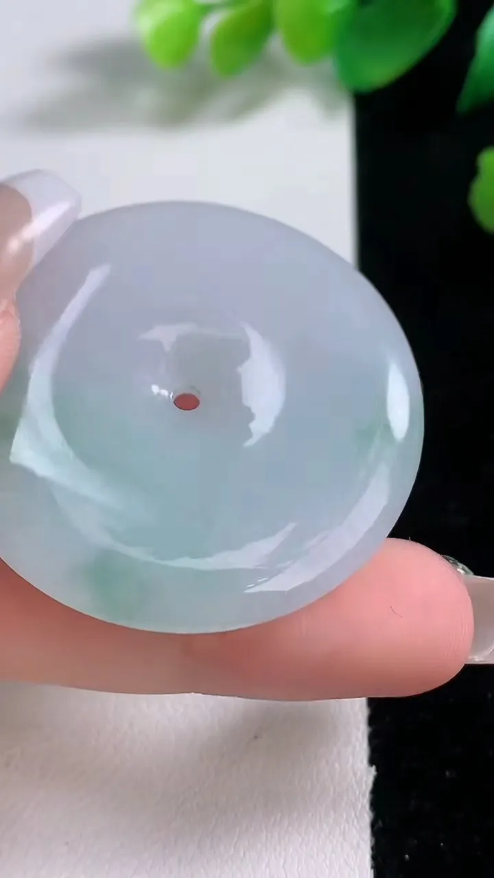 天然A货翡翠平安扣吊坠，尺寸41-6，重量:21.76g
1月2日