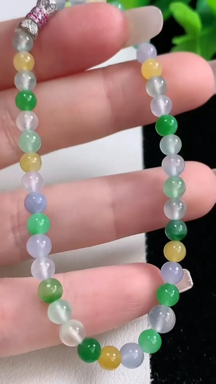 天然A货翡翠种四彩小米圆珠手串39颗，尺寸4.6，重量:7.10g1月2日
工厂直销收藏佳品,种好水足，色泽均匀，有种有色，上手高大气！