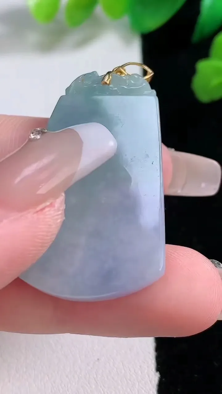 天然A货翡翠18k金春带彩 紫罗兰无事牌吊坠，尺寸37.2-24.8-4.3，重:10.13g
1月2日