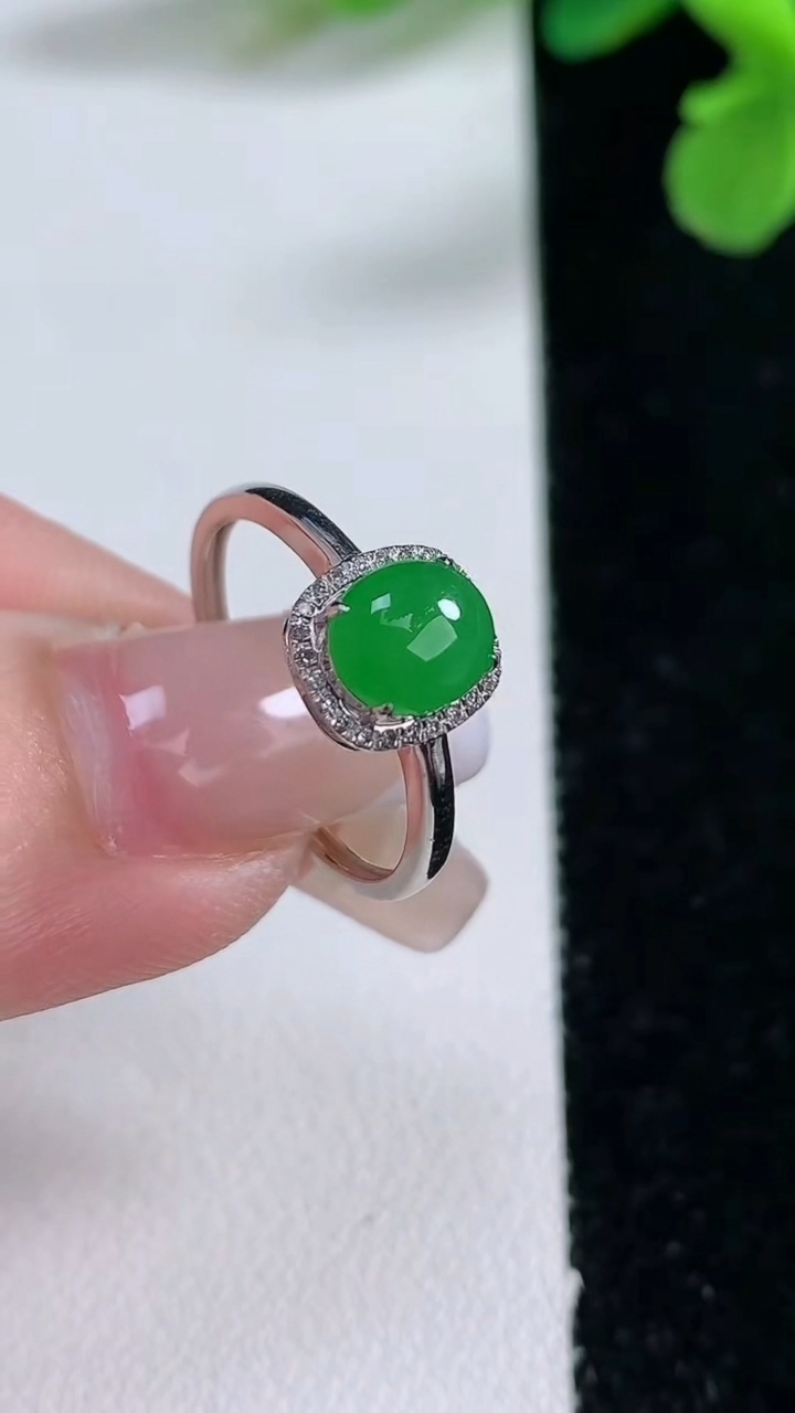 天然A货翡翠蛋面戒指，尺寸17.2-6.6-5.7-5.4，重量:1.37g2026年1月2日
工厂直销收藏佳品,种好水足，色泽均匀，有种有色，上手高大气！