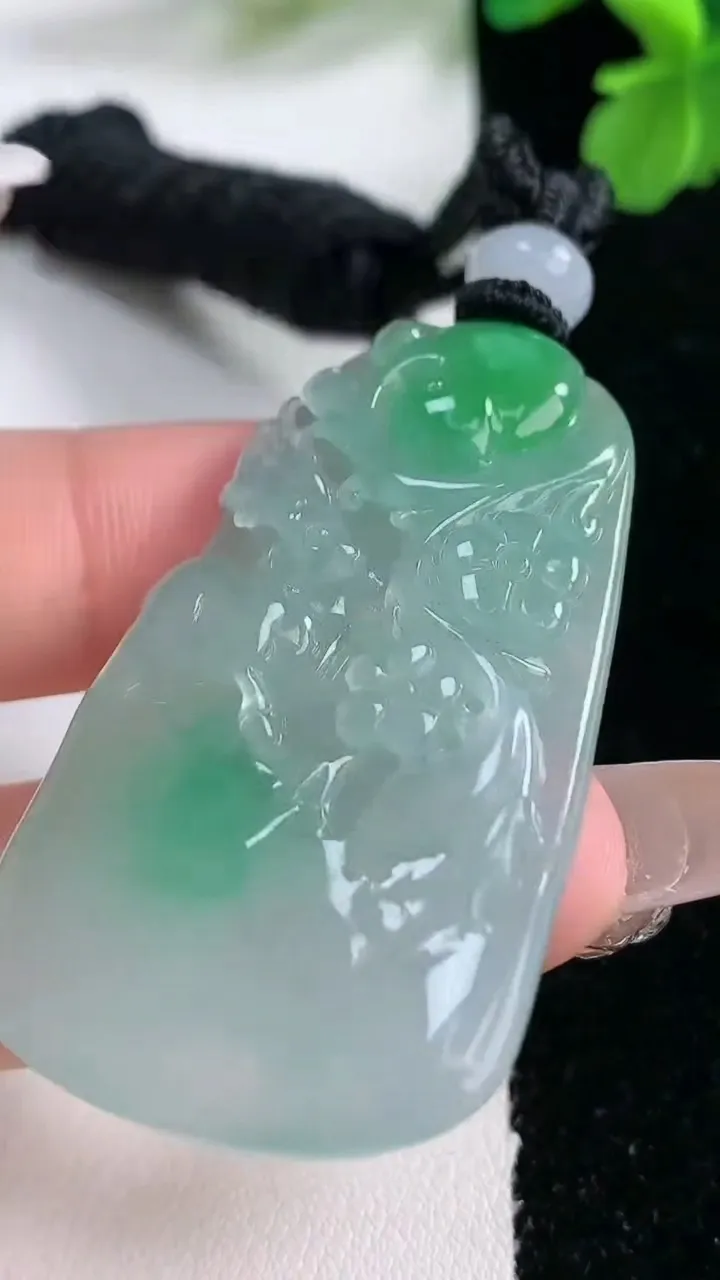 天然A货翡翠梅花鹿吊坠，尺寸47-28-6.7，重量:20.36g
1月2日