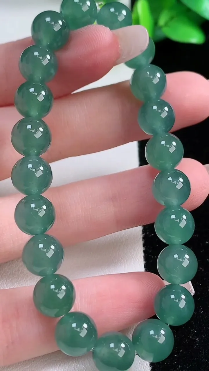 天然A货翡翠种蓝水圆珠手串21颗，尺寸8.8，重:24.38g1月2日
工厂直销收藏佳品,种好水足，色泽均匀，有种有色，上手高大气！