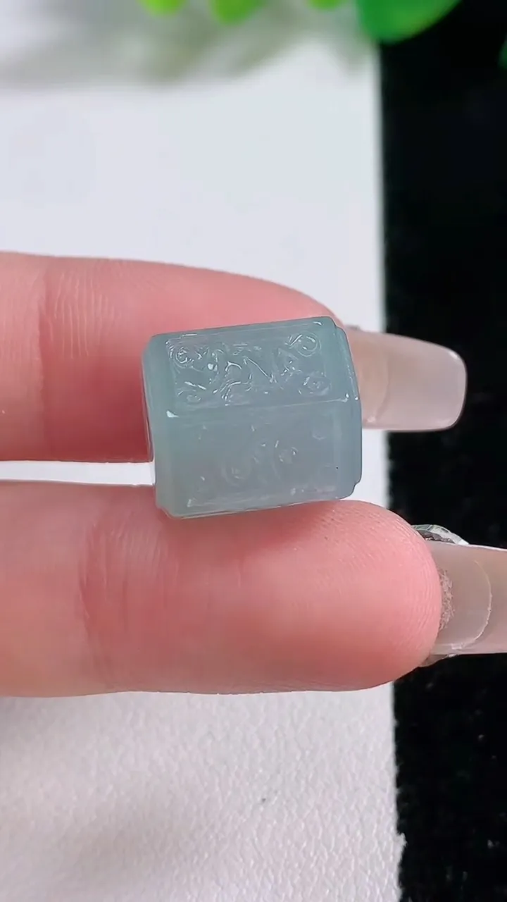 天然A货翡翠六字真言 路路通吊坠，尺寸13.7-12，重量:5.59g
1月2日