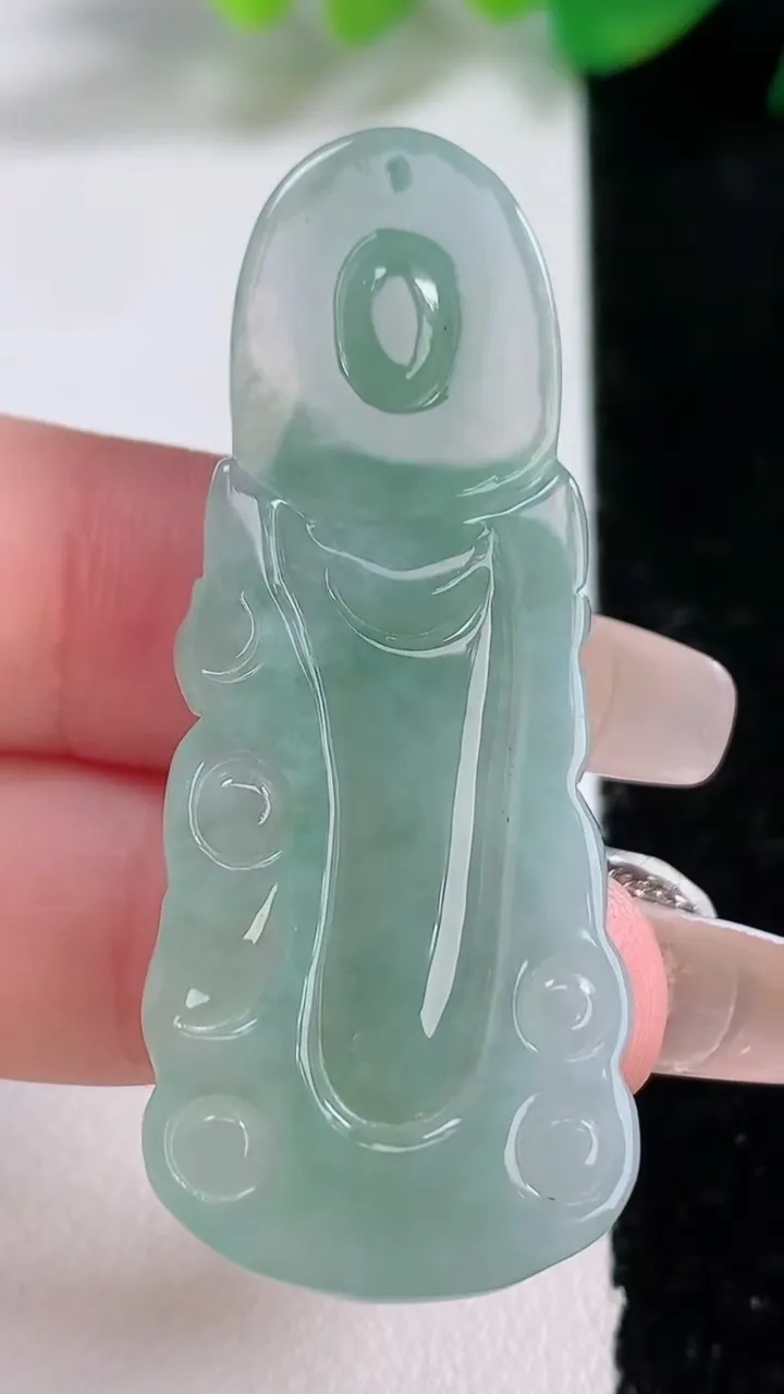 天然A货翡翠观音菩萨吊坠，尺寸50.3-20-5.6，重量:10.16g
1月2日