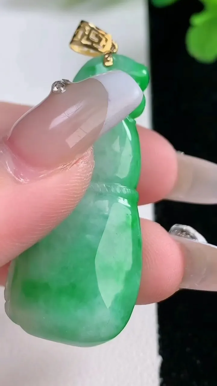 天然A货翡翠葫芦吊坠，尺寸43.5-20-10.6，重量:15.26g
1月2日