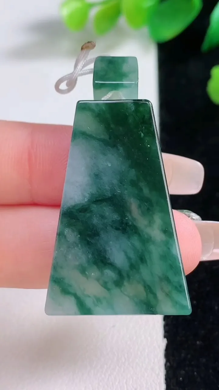 天然A货翡翠冰种飘花仿古无事牌吊坠，尺寸35.7-24.2-5.7，重量:13.61g
1月2日