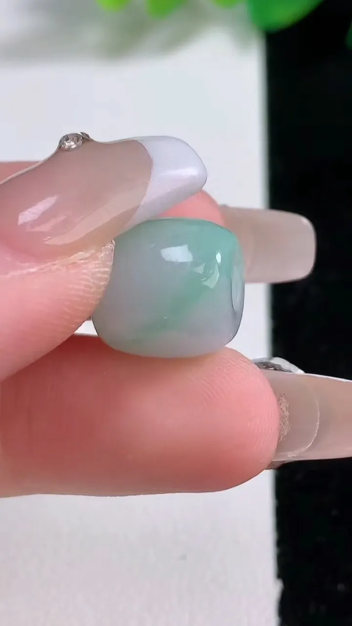 天然A货翡翠路路通吊坠，尺寸12-12，重量:3.68g
1月2日