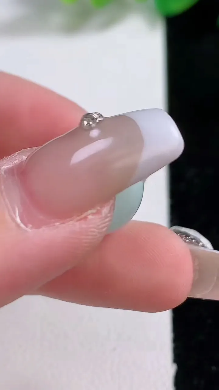 天然A货翡翠路路通吊坠，尺寸11.8-14.4，重量:5.32g
1月2日