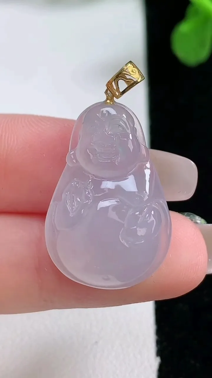 天然A货翡翠种白冰弥勒佛公吊坠，尺寸25.4-17.7-6.4，重量:4.46g
1月2日