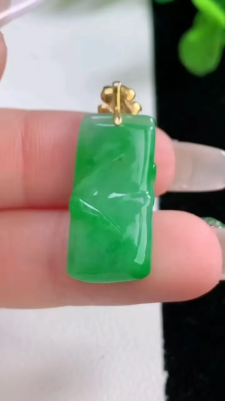 天然A货翡翠节节高升 竹节吊坠，尺寸24-11.7-6.5，重量:3.84g
1月2日