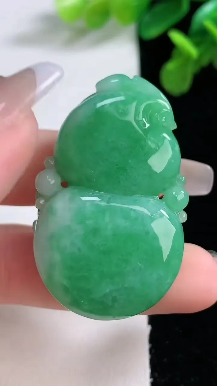 天然A货翡翠葫芦吊坠，尺寸43.7-27.2-12.4，重量:27.64g
1月2日
