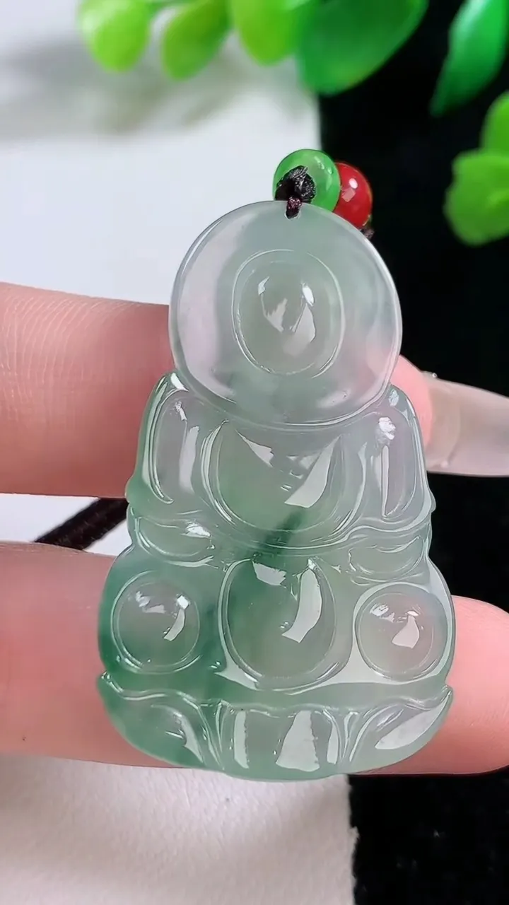 天然A货翡翠冰种飘花观音菩萨吊坠，尺寸43.3-26-5，重:9.76g
1月2日