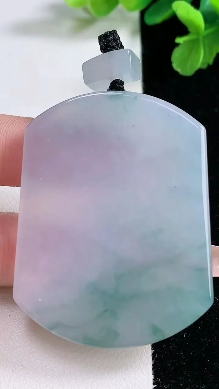 天然A货翡翠种飘花无事牌吊坠，尺寸53-41-5.5，重量:36.37g
1月2日