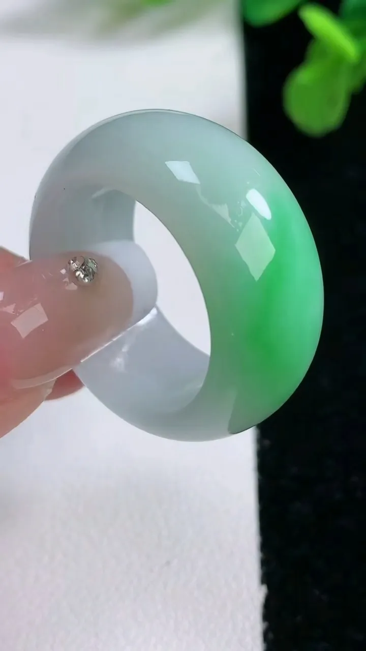 天然A货翡翠指环 扳指 戒指，尺寸21.3-12-4.4，重量:13.00g2026年1月2日
工厂