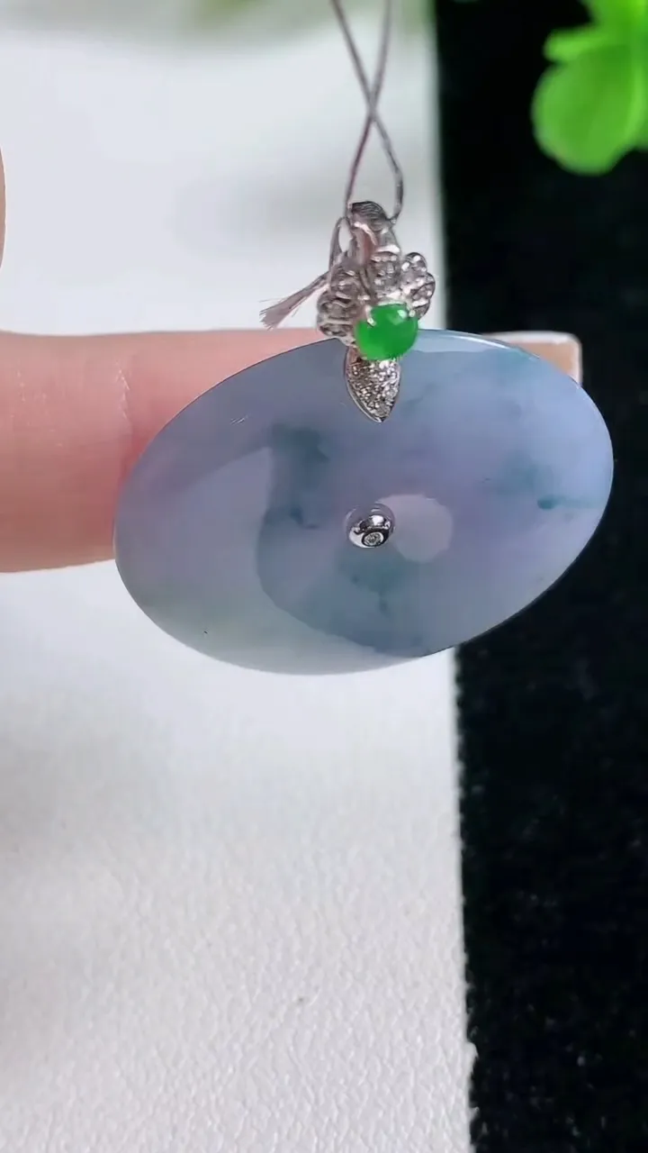 天然A货翡翠种紫罗兰 飘花平安扣吊坠，尺寸27.7-4.2，重量:7.69g
1月2日