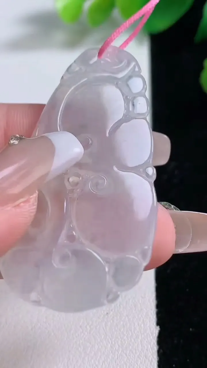 天然A货翡翠如意吊坠，尺寸50.4-26.8-2.7，重量:7.80g
1月2日