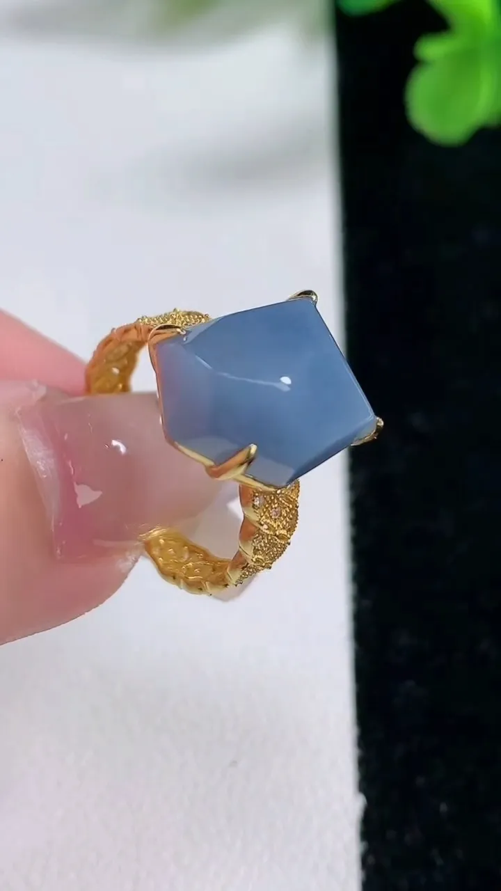 天然A货翡翠18k金紫罗兰随形戒指，尺寸17.2-12.4-10.5-8，重量:3.93g2026年1月2日
工厂直销收藏佳品,种好水足，色泽均匀，有种有色，上手高大气！