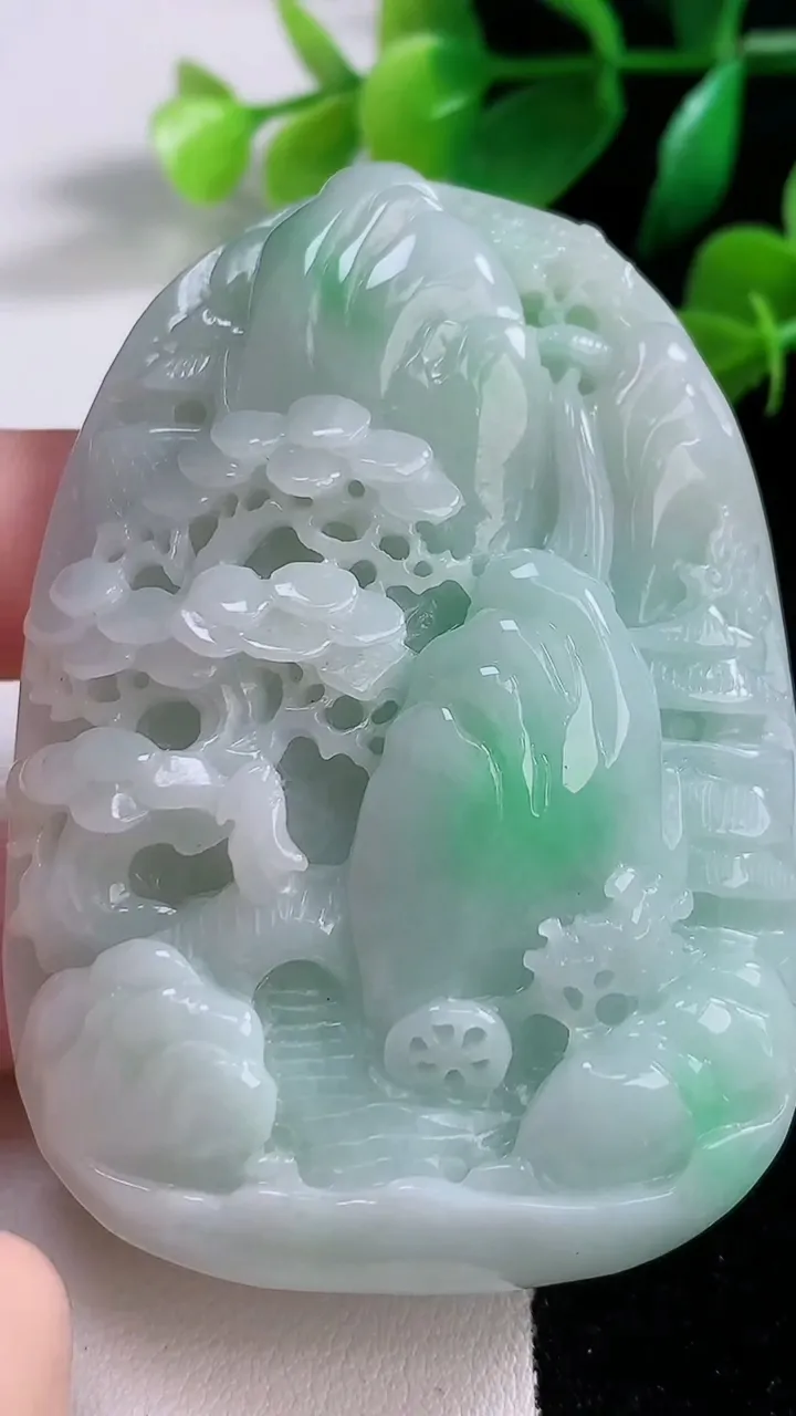 天然A货翡翠山水牌吊坠，尺寸68.5-48.8-16.1，重:98.05g
1月2日