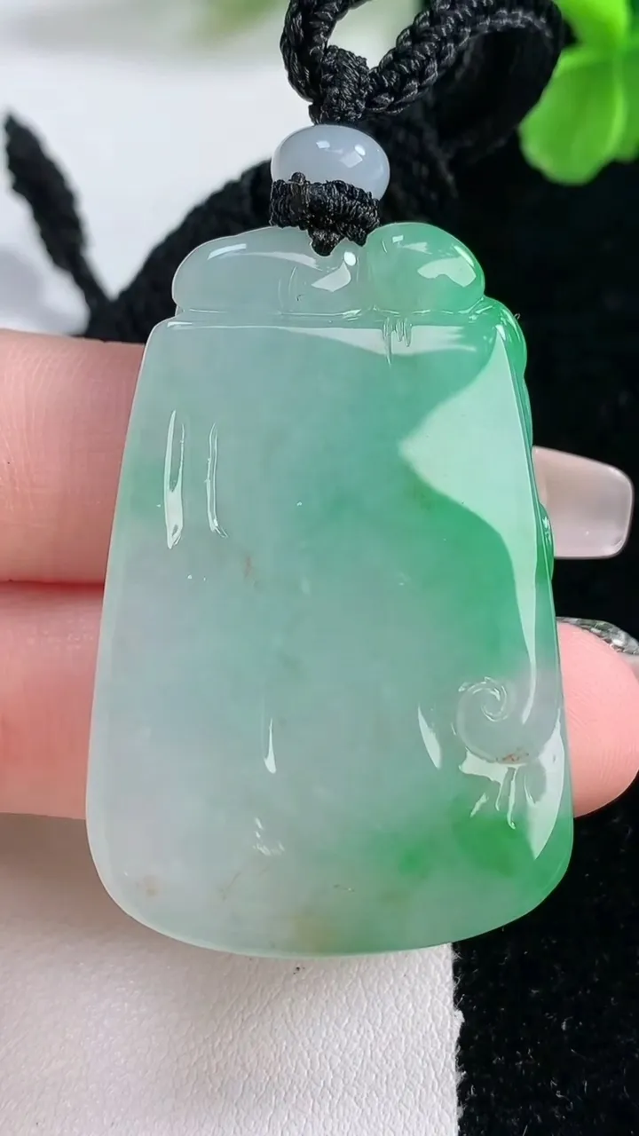 天然A货翡翠梅花鹿吊坠，尺寸44.4-29.2-8.2，重量:22.06g
1月2日