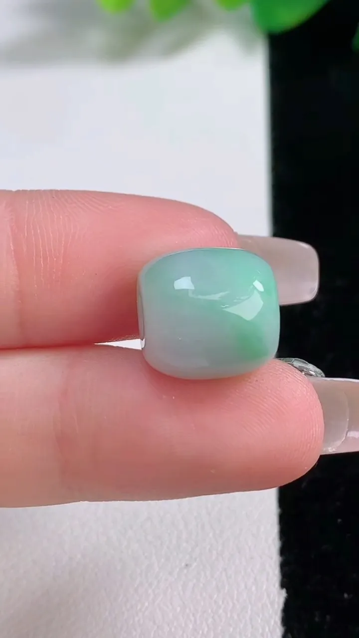 天然A货翡翠路路通吊坠，尺寸12-12，重量:3.68g
1月2日