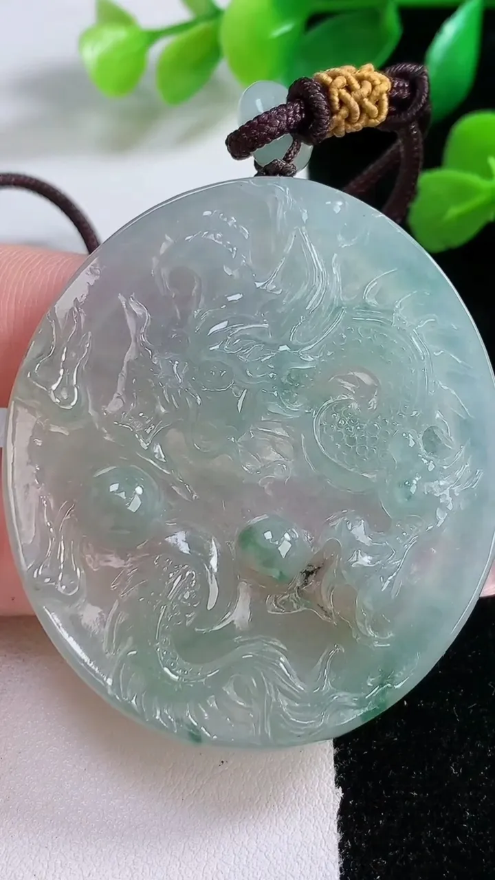 天然A货翡翠冰种飘花龙牌吊坠，尺寸54.3-46.8-6.6，重:28.64g
1月2日