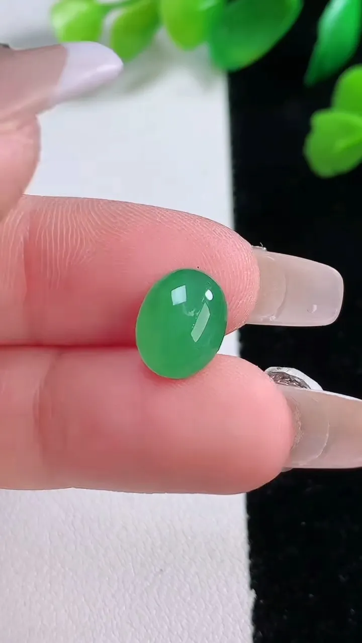 天然A货翡翠蛋面镶嵌件，尺寸10.9-8.4-5.2，重:0.80g
1月2日