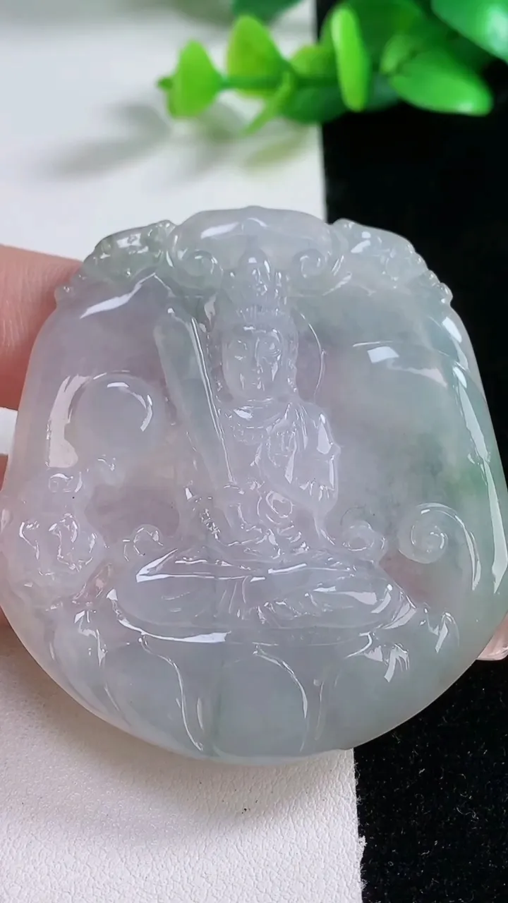 天然A货翡翠冰种飘花虚空藏菩萨吊坠，尺寸55.2-51.3-5.7，重:30.75g
1月2日