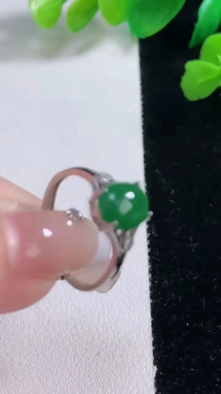 天然A货翡翠蛋面戒指，尺寸8-6.5，重:1.75g2026年1月2日
工厂直销收藏佳品,种好水足，色泽均匀，有种有色，上手高大气！