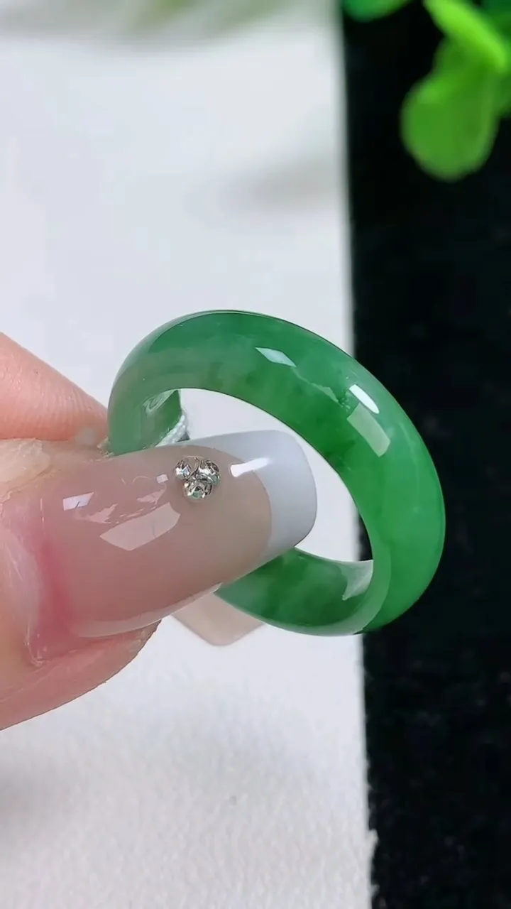 天然A货翡翠指环 戒指，尺寸17.5-5.5-2.9，重量:3.58g2026年1月2日
工厂直销收藏佳品,种好水足，色泽均匀，有种有色，上手高大气！