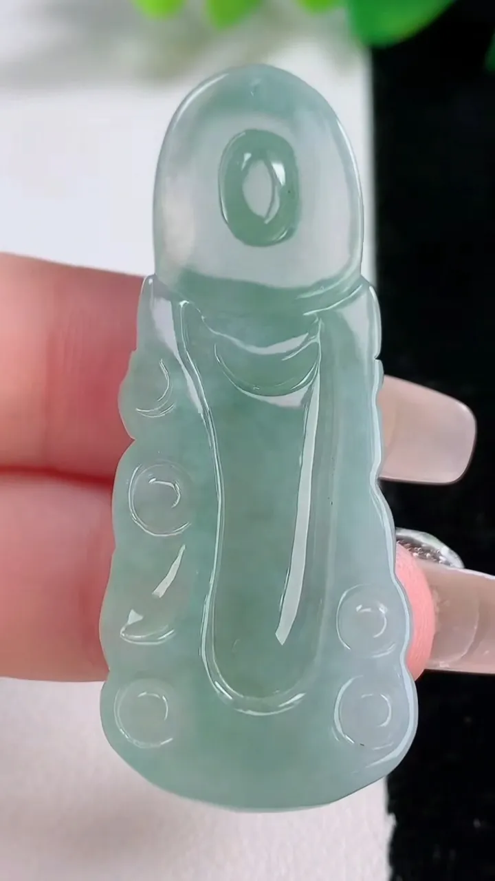 天然A货翡翠观音菩萨吊坠，尺寸50.3-20-5.6，重量:10.16g
1月2日