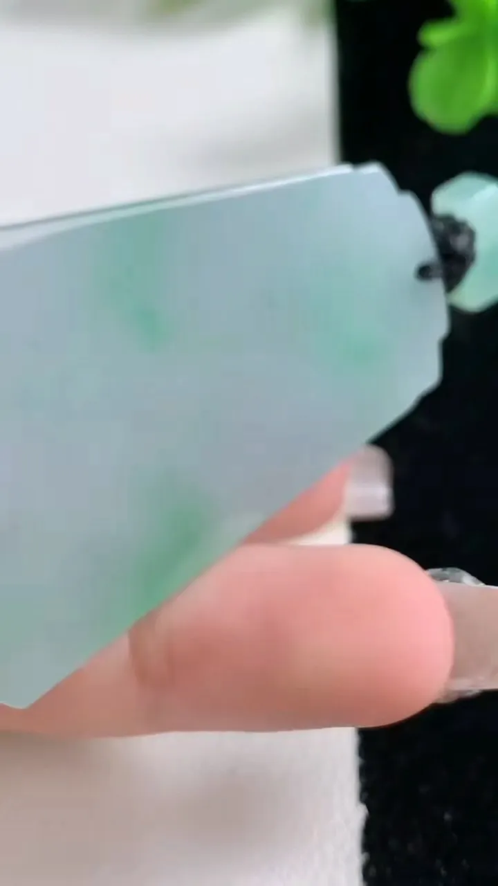 天然A货翡翠山水无事牌吊坠，尺寸52.2-33-5.5，重量:28.49g
1月2日