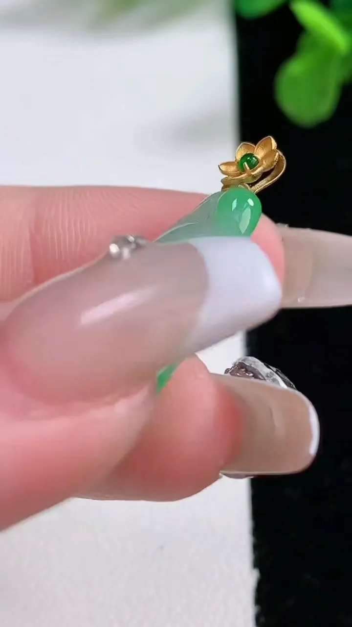 天然A货翡翠如意吊坠，尺寸28.2-16-4.7，重量:3.95g
1月2日