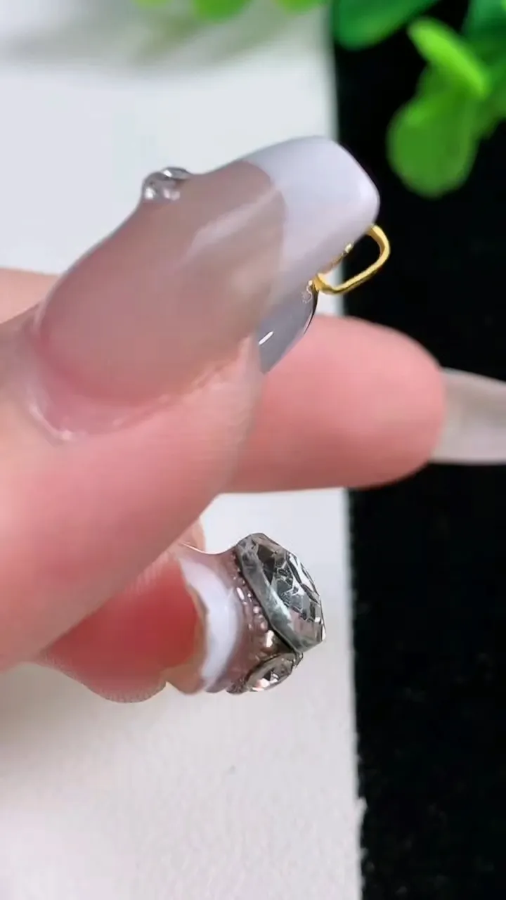 天然A货翡翠种白冰平安扣吊坠，尺寸23.4-4，重量:4.93g
1月2日