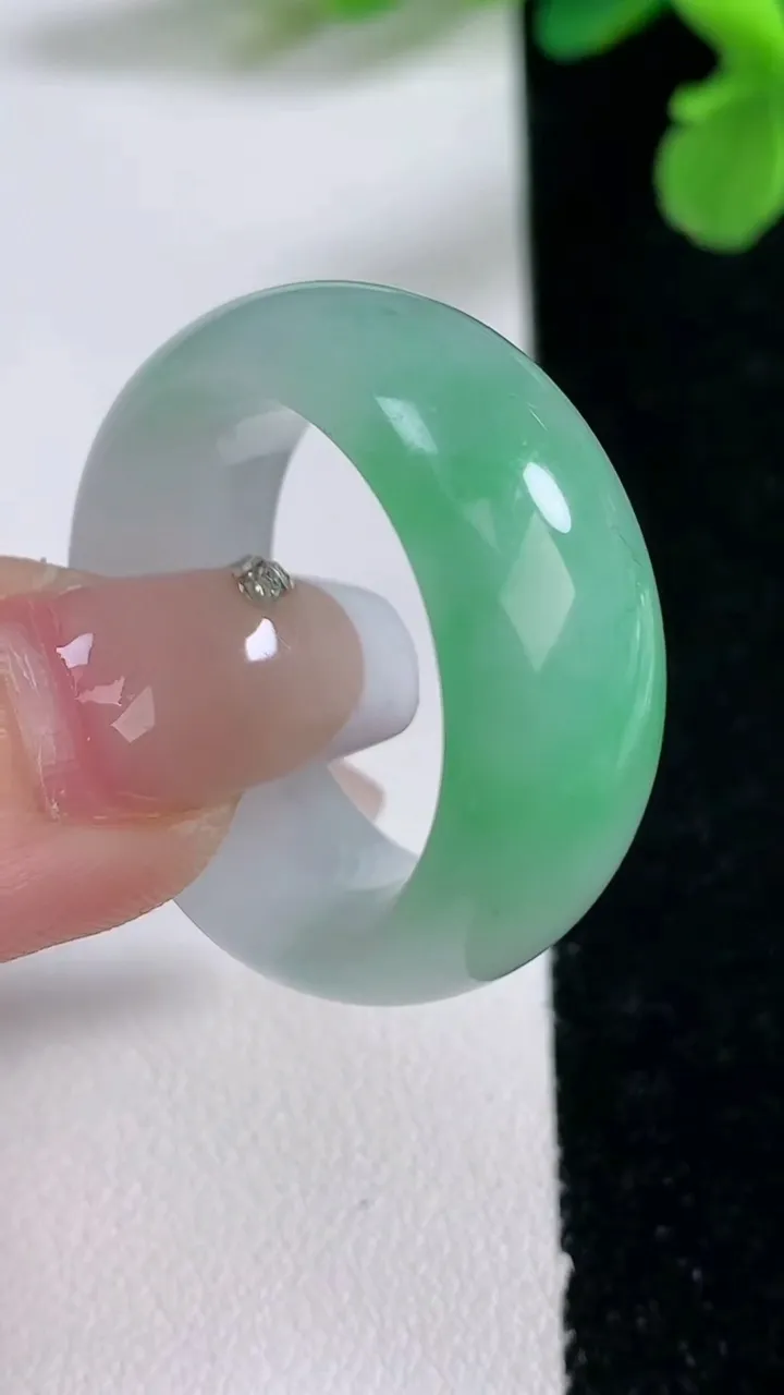 天然A货翡翠指环 扳指 戒指，尺寸21.6-11-5.2，重量:13.36g2026年1月2日
工厂直销收藏佳品,种好水足，色泽均匀，有种有色，上手高大气！