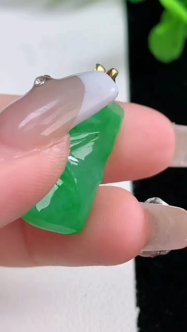 天然A货翡翠节节高升 竹节吊坠，尺寸24-11.7-6.5，重量:3.84g
1月2日