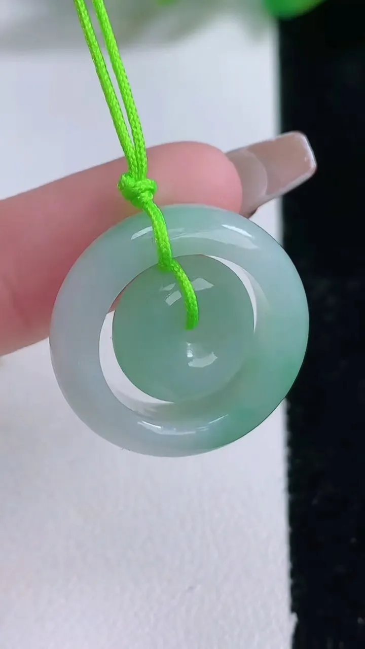 天然A货翡翠母子平安扣吊坠，尺寸23-5.7，重量:6.05g
1月2日